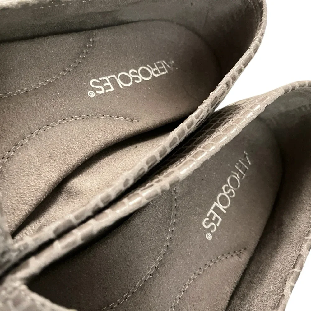 AEROSOLES sleek hands
